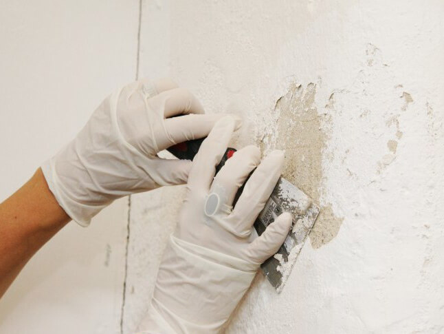 Xử lý sạch sẽ bề mặt tường trước khi thi công