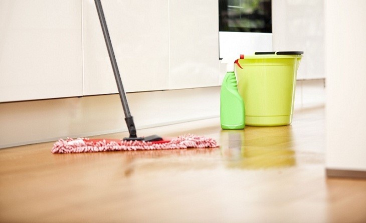 Làm sạch bề mặt trước khi tiến hành thi công dán gạch nhựa Nhật Bản
