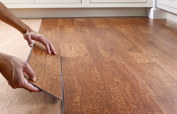 Dán gạch nhựa lên phần sàn đã được quét keo