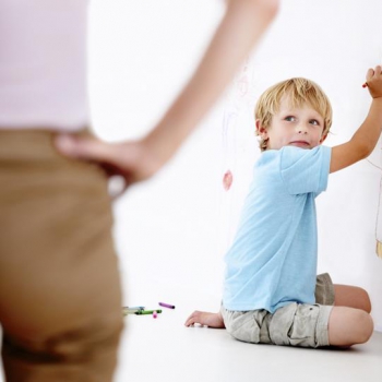 Giấy dán tường lau chùi được và cách vệ sinh hiệu quả